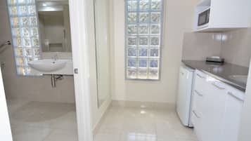 Fridge, coffee/tea maker, toaster