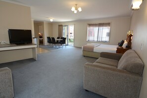 Familierom (For Six) | Blendingsgardiner, strykejern/-brett, wi-fi (inkludert) og sengetøy