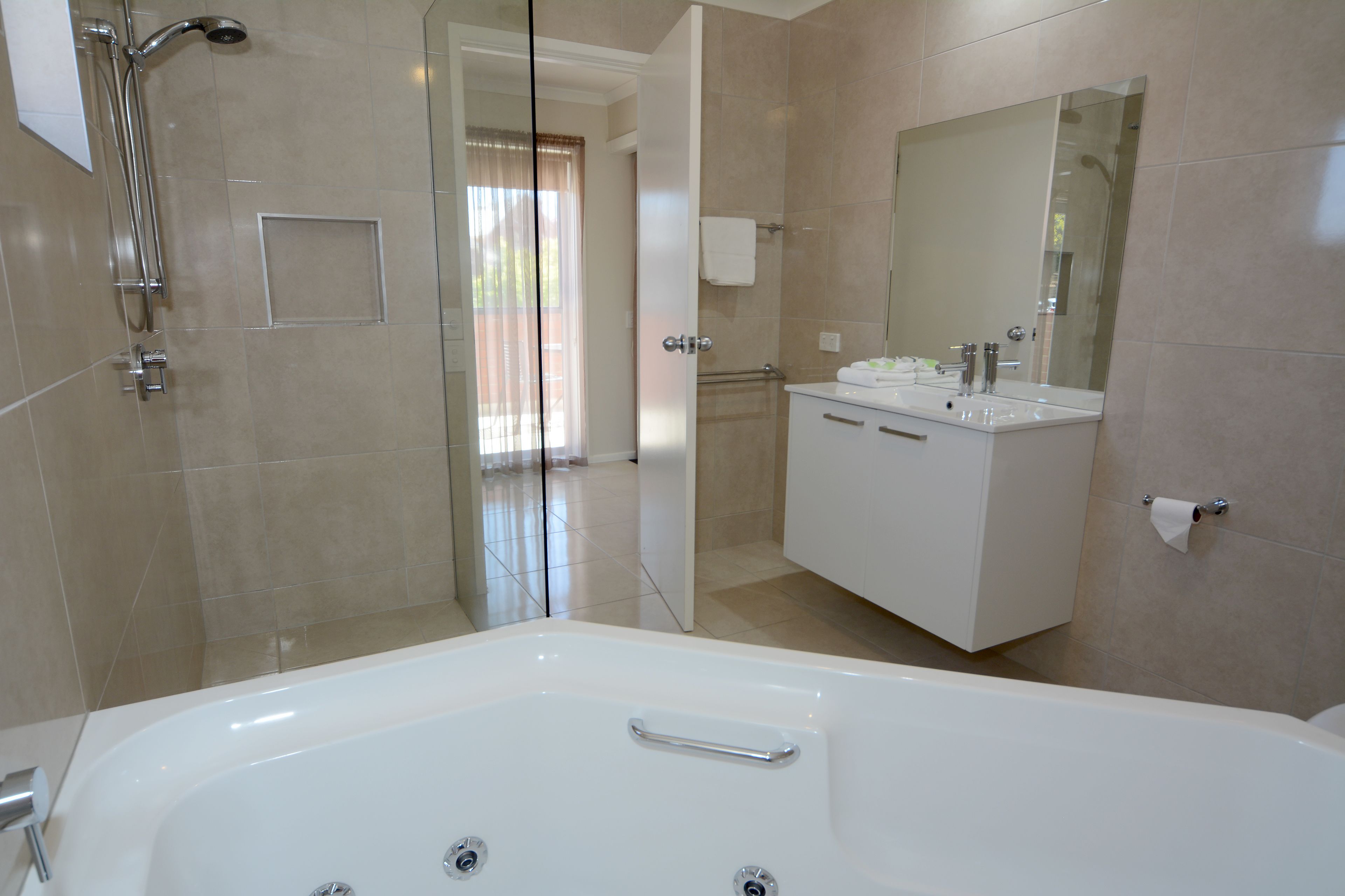 Deluxe Room, 1 King Bed, Jetted Tub | Bathroom | Shower, free toiletries, hair dryer, towels