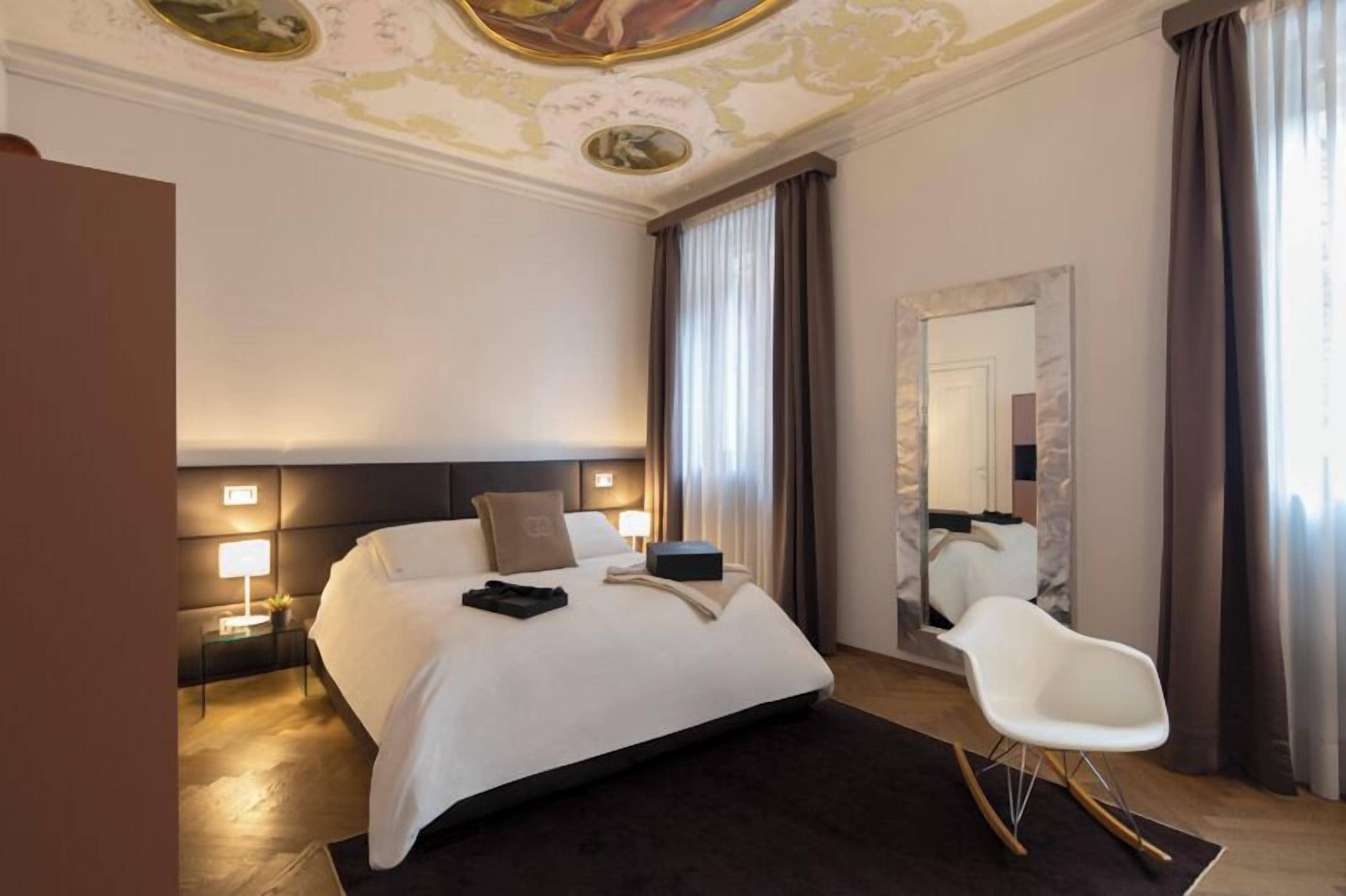 Camera Deluxe, vista canale | 羽毛の掛け布団、セーフティボックス (室内)、デスク、防音設備