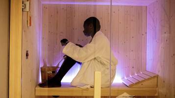 Eine Sauna mit Holzwänden und einer Bank.
