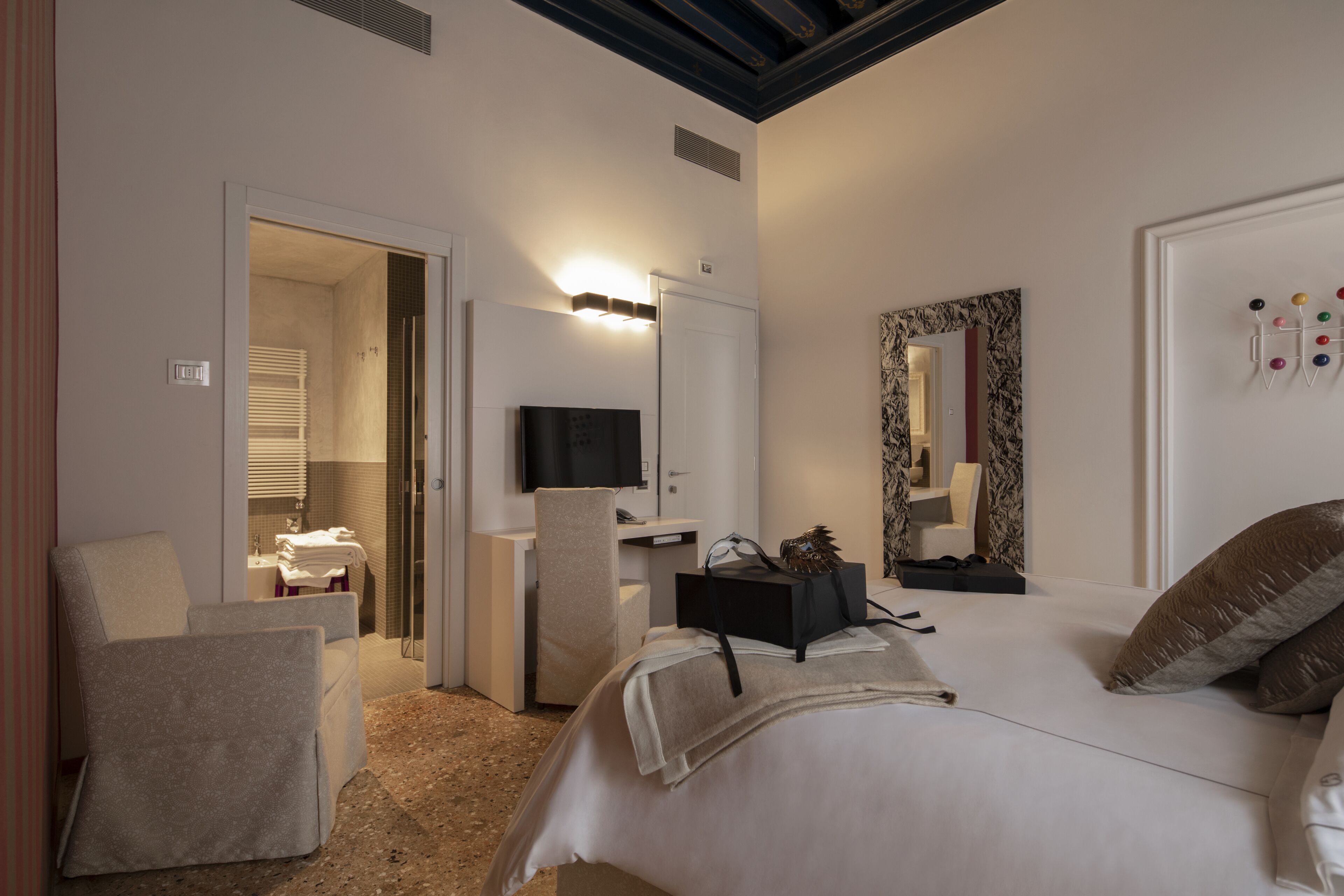 Luxury Double Room, Canal View | Down comforters, in-room safe, desk, soundproofing