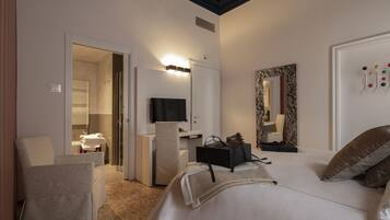 Luxe tweepersoonskamer, uitzicht op het water | Donsdekens, een kluis op de kamer, een bureau, geluiddichte muren