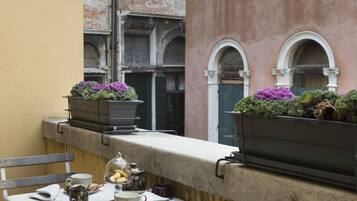 Suite Junior, balcone, vista canale | Balcone