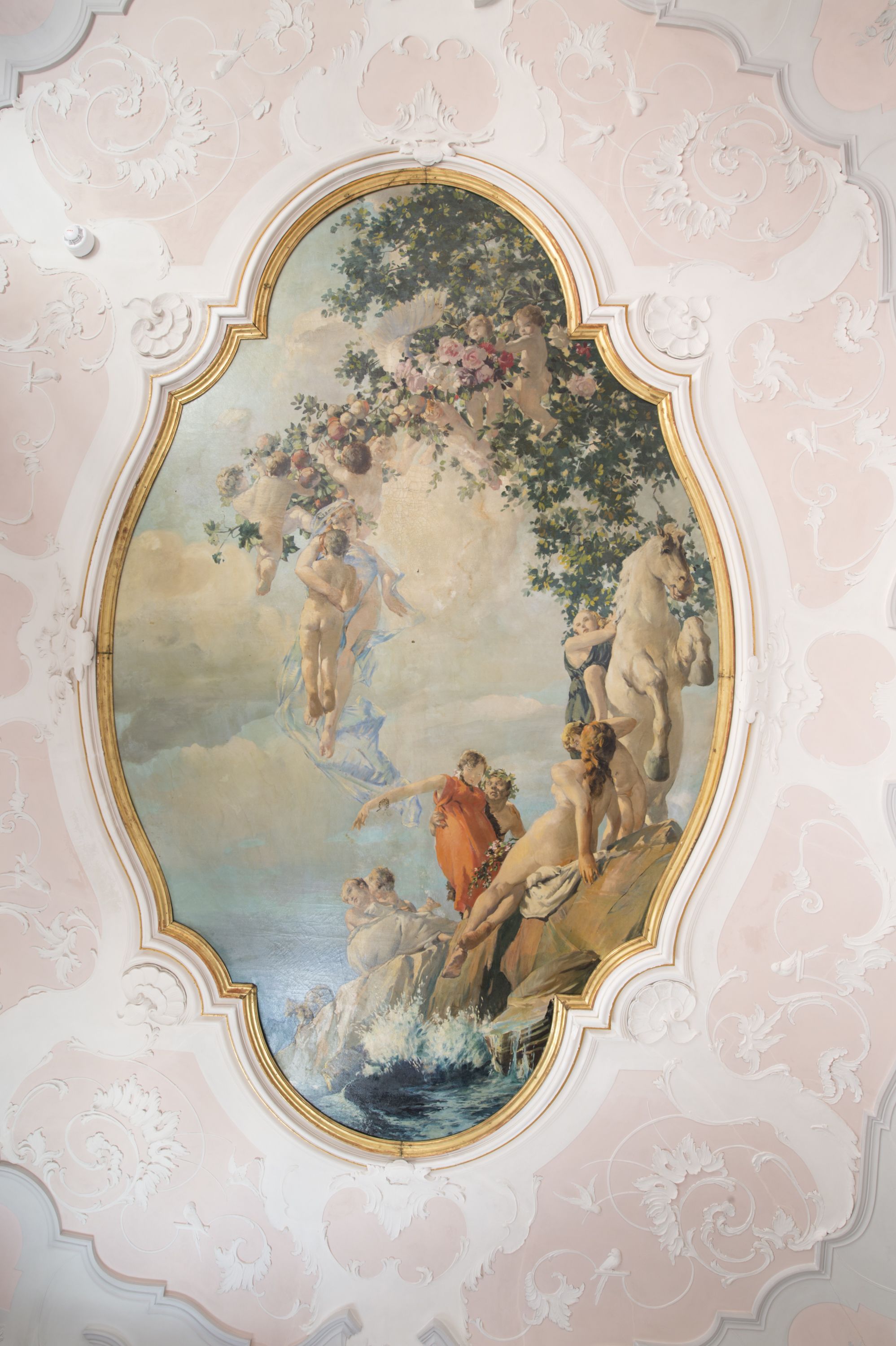 Eine Deckenfreske mit klassischen Figuren und einem Baum.