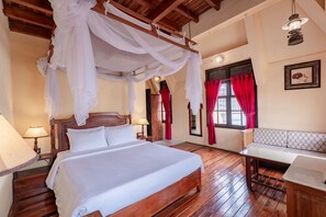 デラックス ダブルルーム | デスク、遮光カーテン、WiFi (無料)、ベッドシーツ