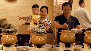 Se sirven desayunos y cocina vietnamita