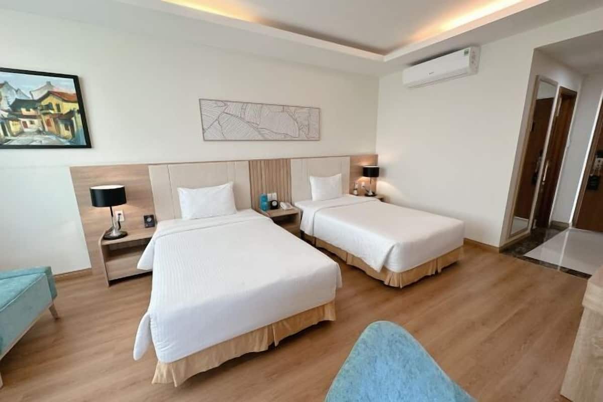 Premium bedding, down duvets, minibar, in-room safe