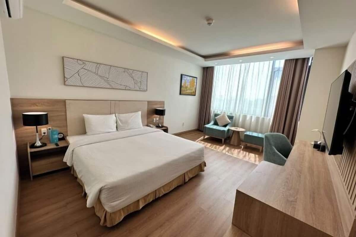 Premium bedding, down duvets, minibar, in-room safe