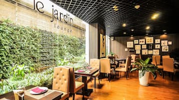 Serveert ontbijt, lunch, diner, internationale gerechten