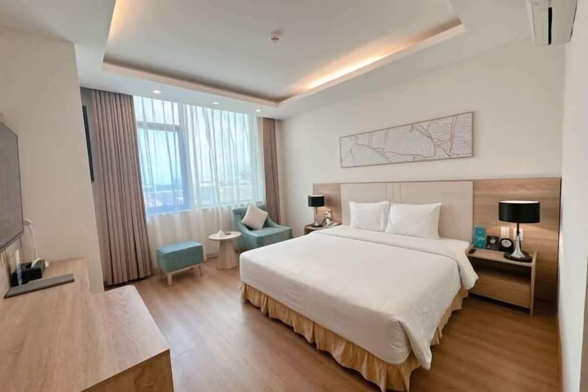 Premium bedding, down duvets, minibar, in-room safe