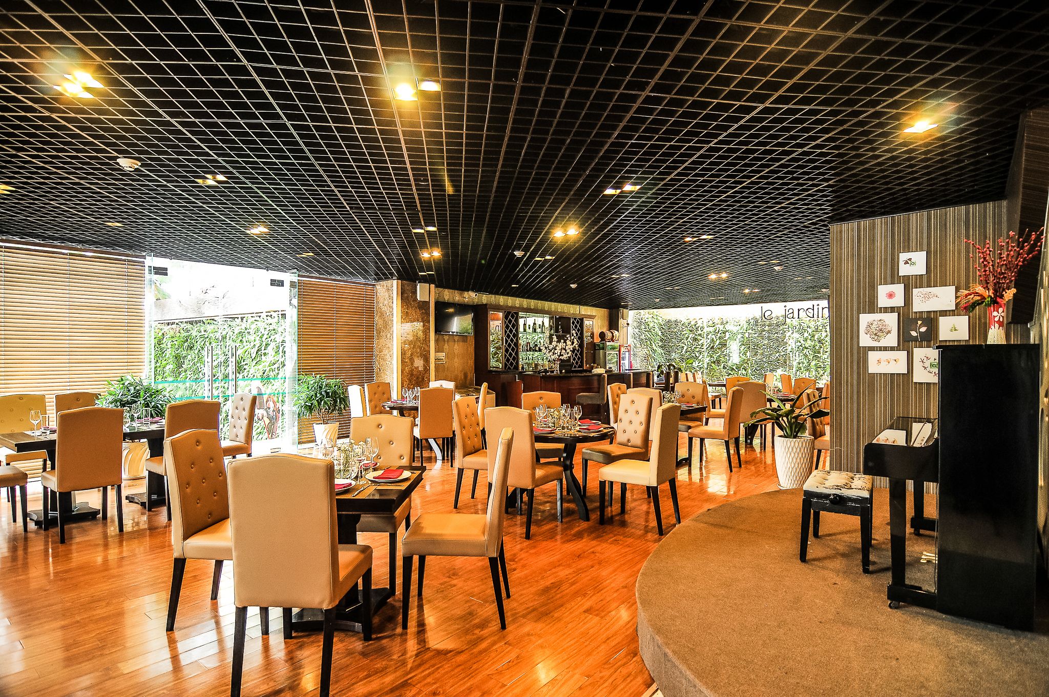 breakfast, lunch, dinner served; international cuisine