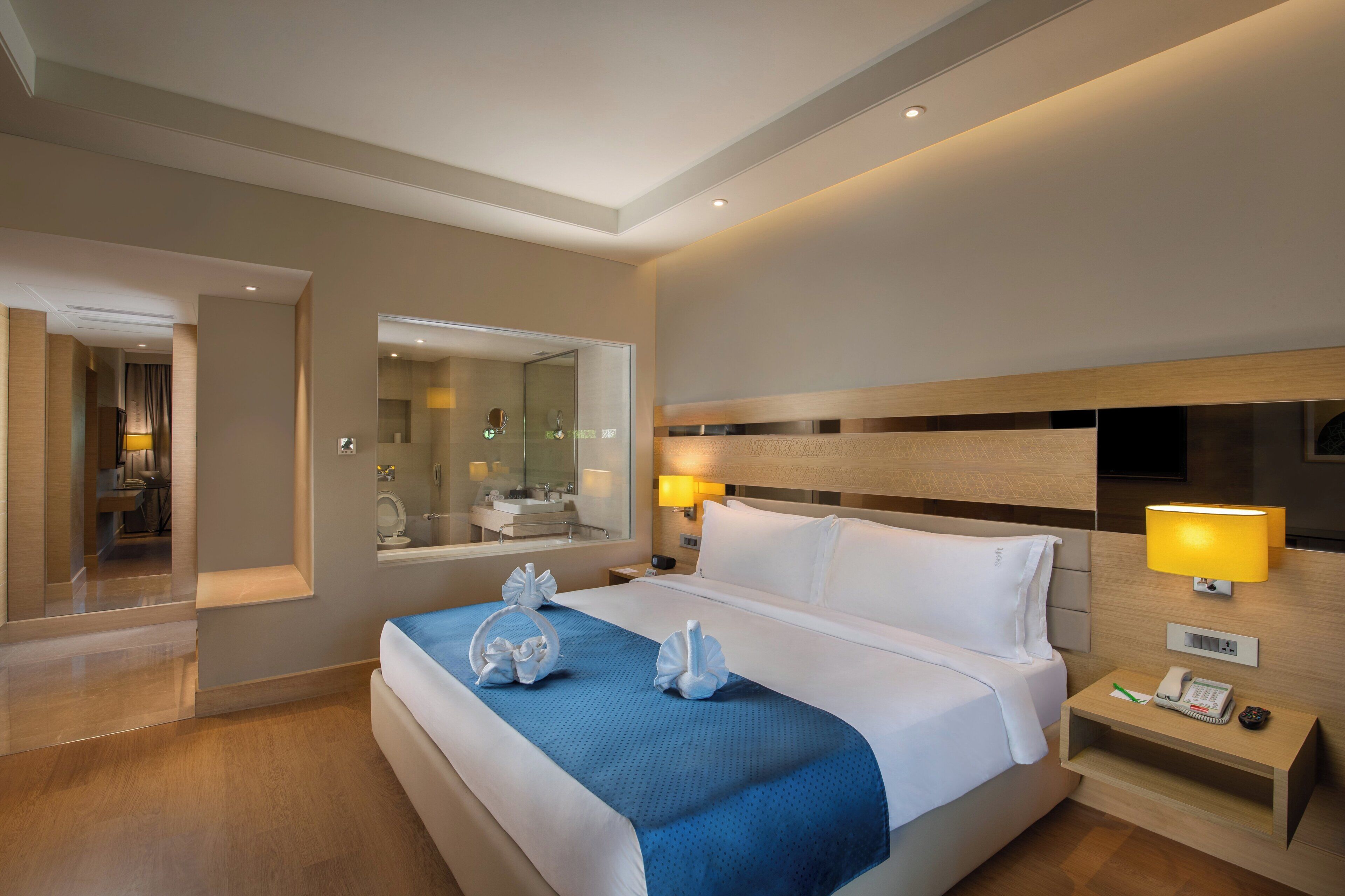 Suite, 1 kingsize bed | 1 slaapkamer, luxe beddengoed, een minibar, een kluis op de kamer