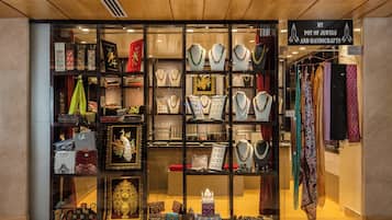 Una joyería con vitrinas de cristal y un letrero que dice 'Mi Olla de Joyas y Artesanías'.
