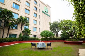 BBQ/picnic area - Holiday Inn Agra MG Road by IHG (Agra)