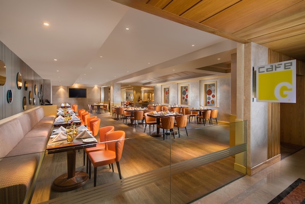 2 restaurants, breakfast, lunch served; local and international cuisine