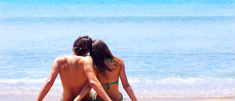 Playa privada en los alrededores, camastros y sombrillas