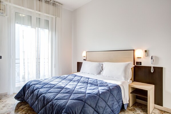 غرفة اقتصادية مزدوجة (no Bidet) | خزنة داخل الغرفة ومكتب وواي فاي مجانًا وملاءات أسرّة