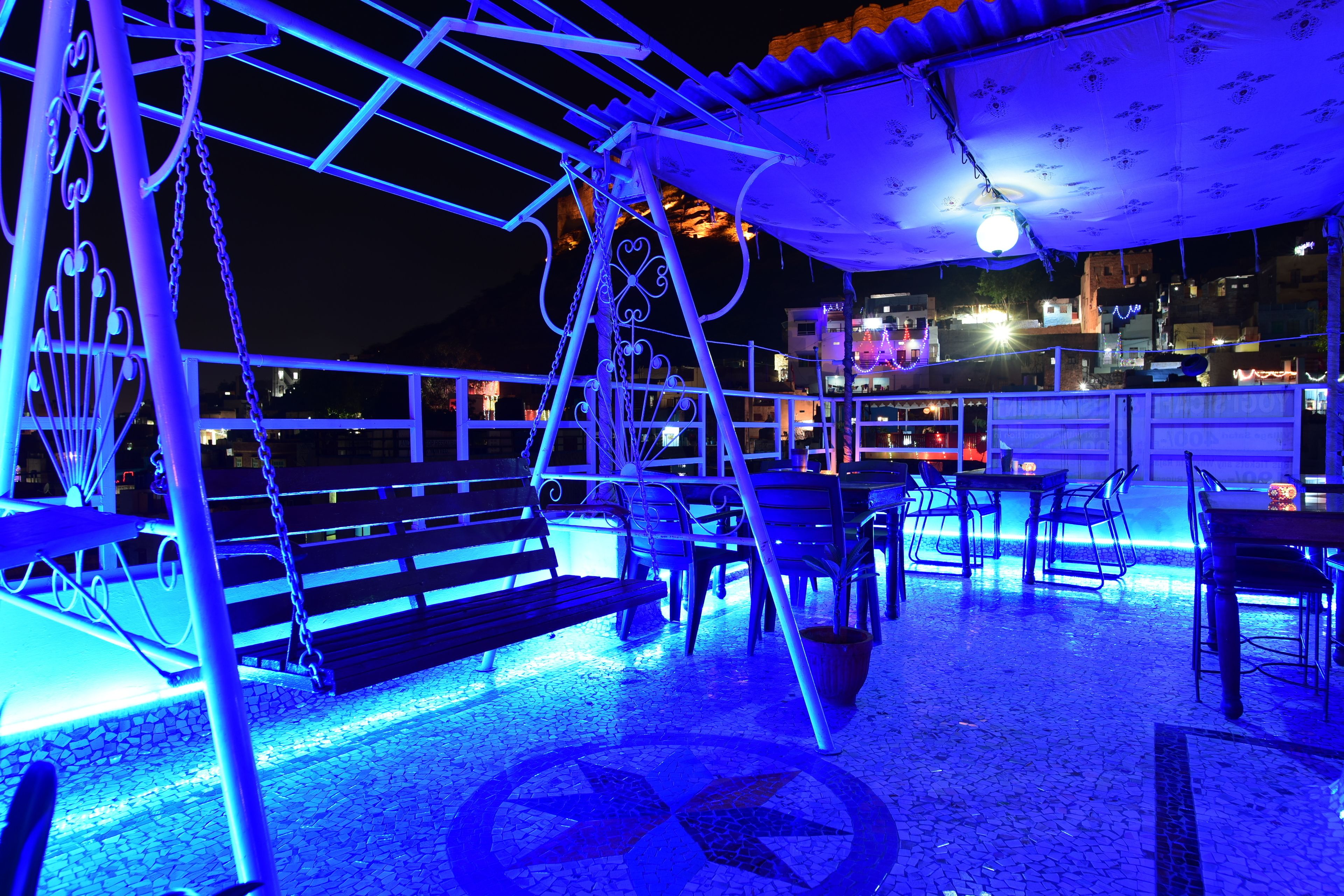 供应早餐、午餐和晚餐，印度菜，室外就餐