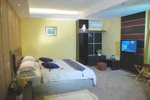 A bedroom with a bed, bedside tables, a TV, and a wardrobe. - Home Club Hotel Shimao Branch (Guangzhou)