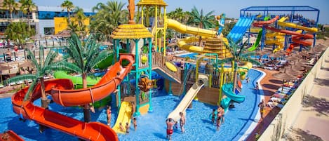 Piscina a l'aire lliure i gandules