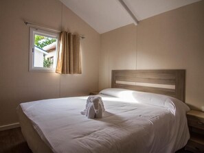 Safe på rommet, skrivebord, wi-fi (inkludert) og sengetøy