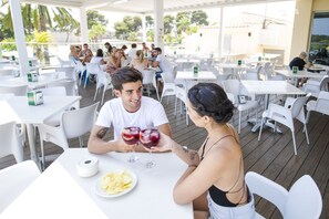 Tägliches kontinentales Frühstück (12.00 EUR pro Person)