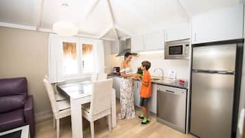 Full-sized fridge, microwave, dishwasher, coffee/tea maker