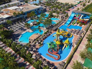 Outdoor pool, sun loungers - La Marina Resort (Elche)