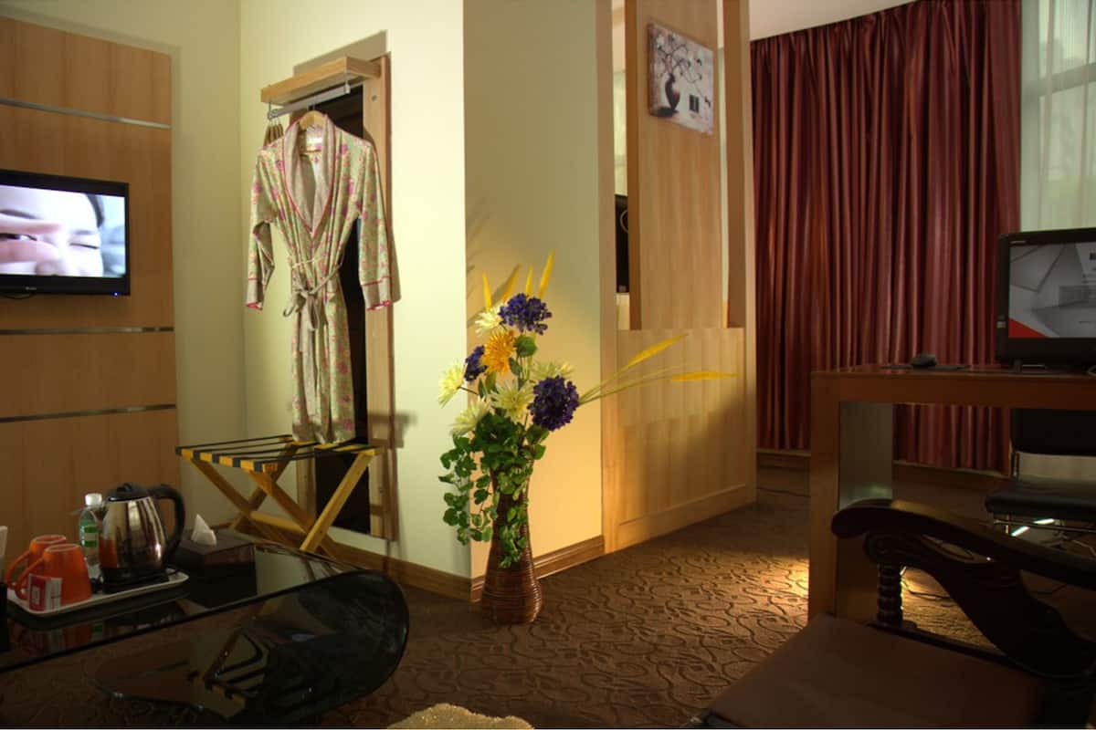 Deluxe suite | Een kluis op de kamer, een bureau, verduisterende gordijnen, gratis wifi