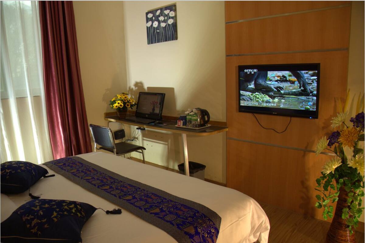 Deluxe kamer, 1 kingsize bed | Een kluis op de kamer, een bureau, verduisterende gordijnen, gratis wifi