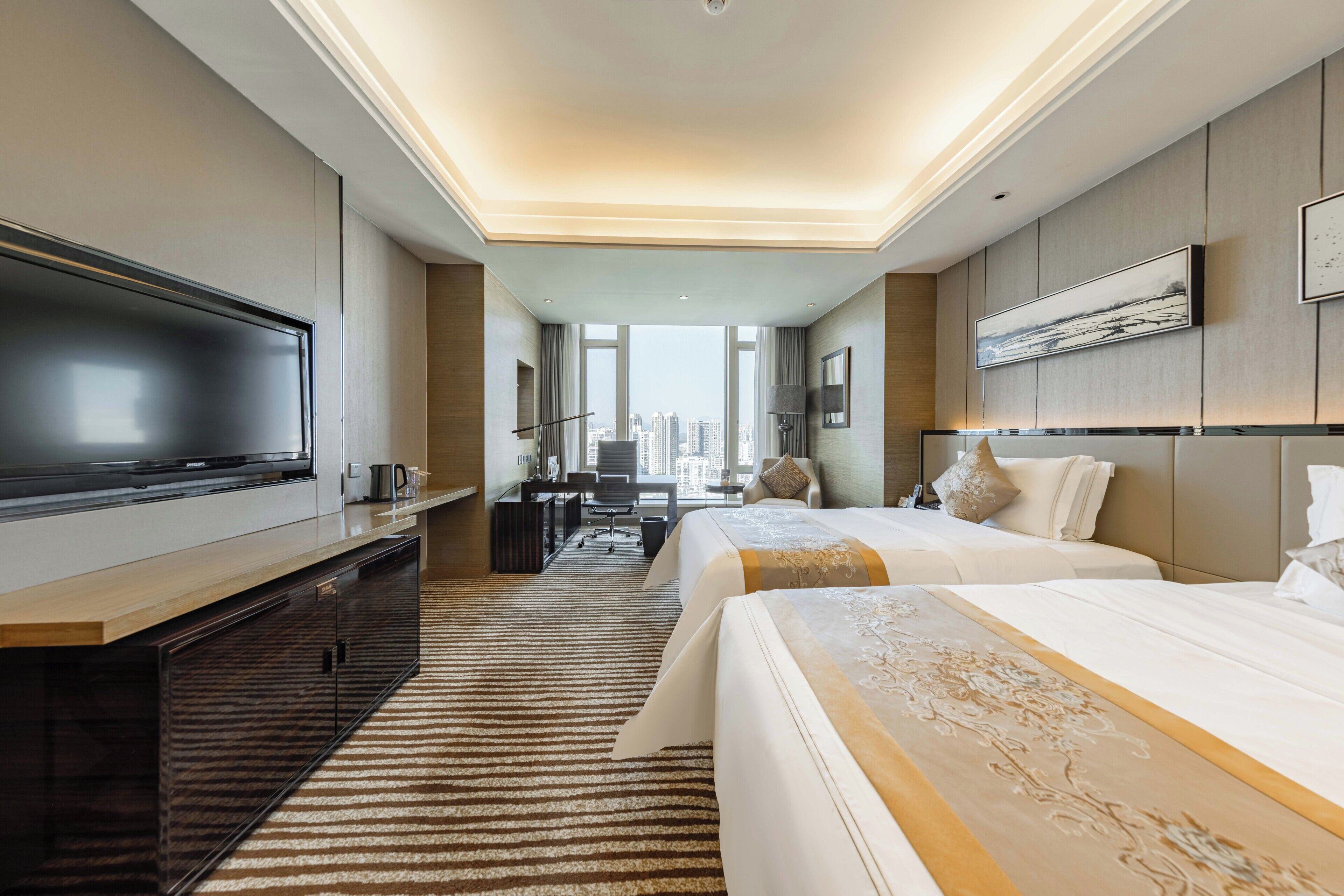 客房内保险箱、办公桌、笔记本电脑工作区、遮光窗帘