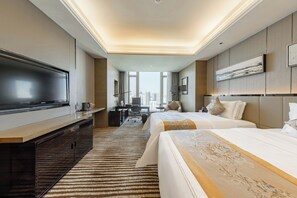 客房內保險箱、書桌、筆電工作空間、遮光布/窗簾