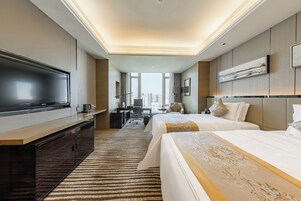 Peti besi dalam bilik, meja, ruang kerja komputer riba 