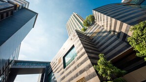 Un edificio moderno con un diseño arquitectónico único, que combina vidrio y hormigón.