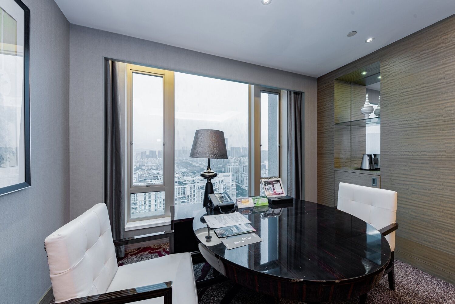 executive suite, 1 double bed | 1 bedroom, in-room safe, desk, laptop workspace