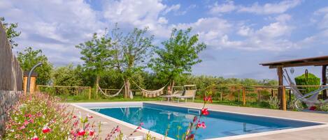Piscine extérieure (ouverte en saison), chaises longues