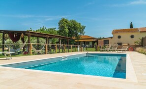 Piscina externa sazonal, espreguiçadeiras