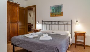 Condo superior, 1 quarto, varanda, no piso térreo | Individualmente mobiliados, cortinas blackout, Wi-Fi de cortesia