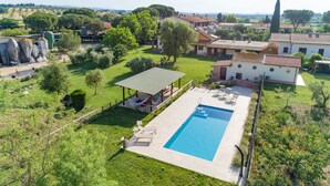 Un quartier résidentiel doté d’une piscine, d’un belvédère et offrant une vue sur le paysage environnant.