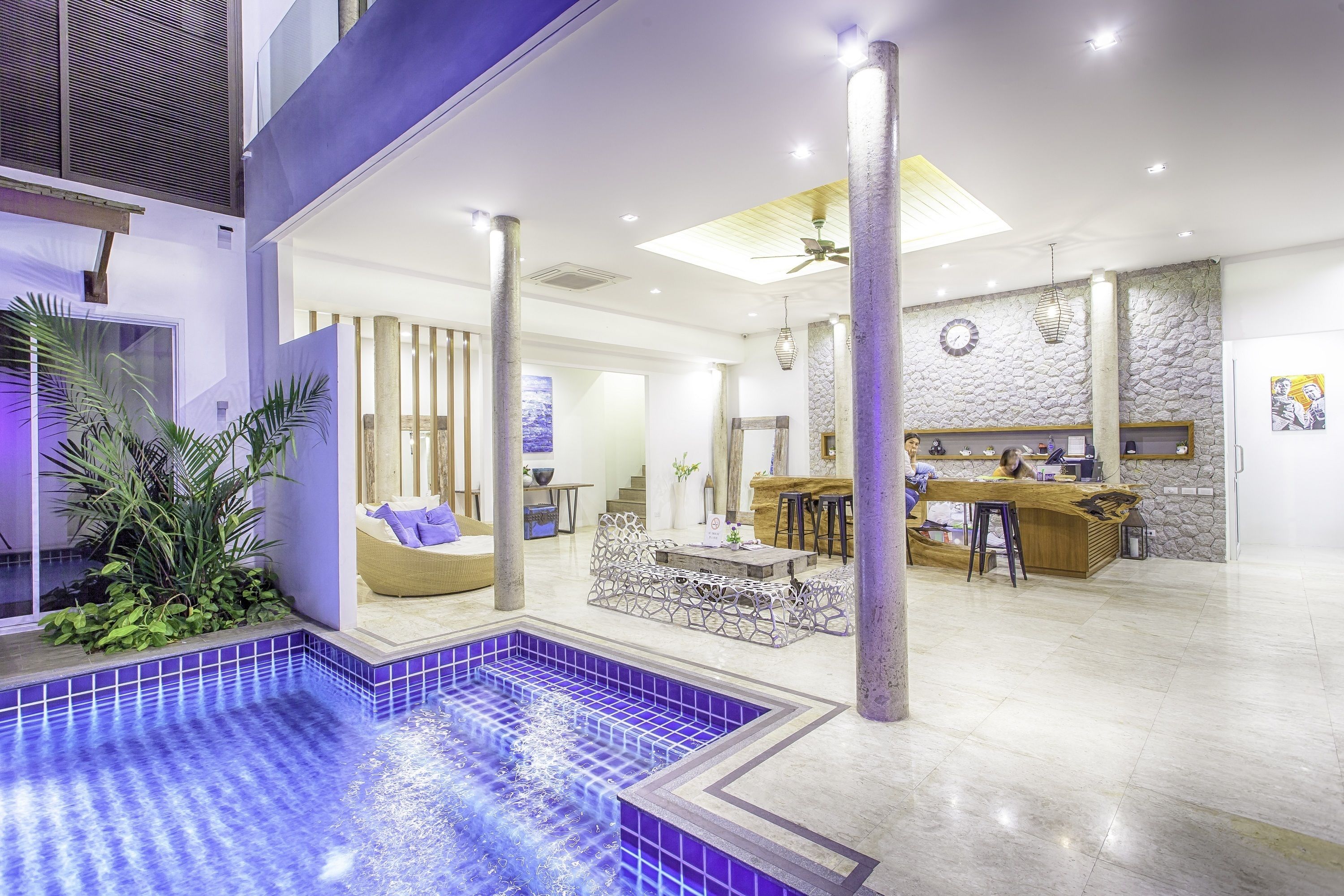 Een buitenzwembad en ligstoelen