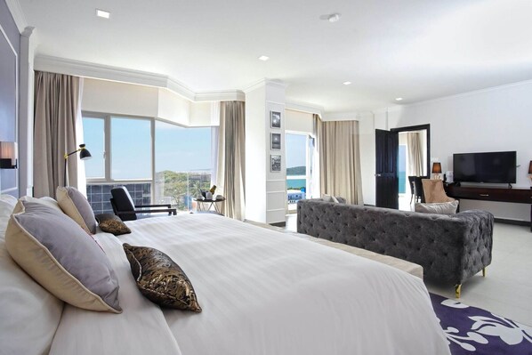 ตู้นิรภัยในห้องพัก, โต๊ะทำงาน, เปล/เตียงเด็กอ่อน, เตียงเสริม