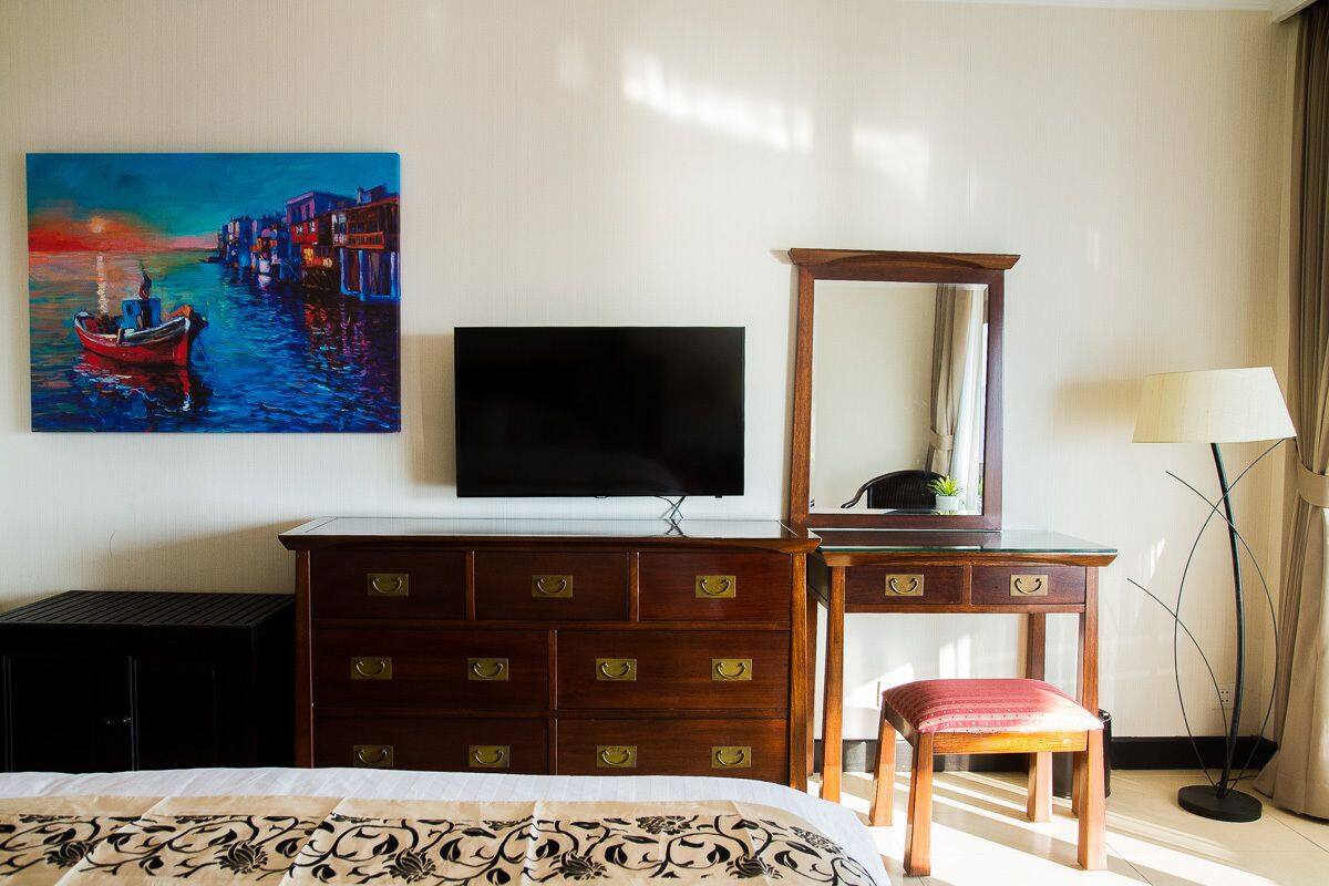 Deluxe Room | In-room safe, desk, cribs/infant beds, rollaway beds