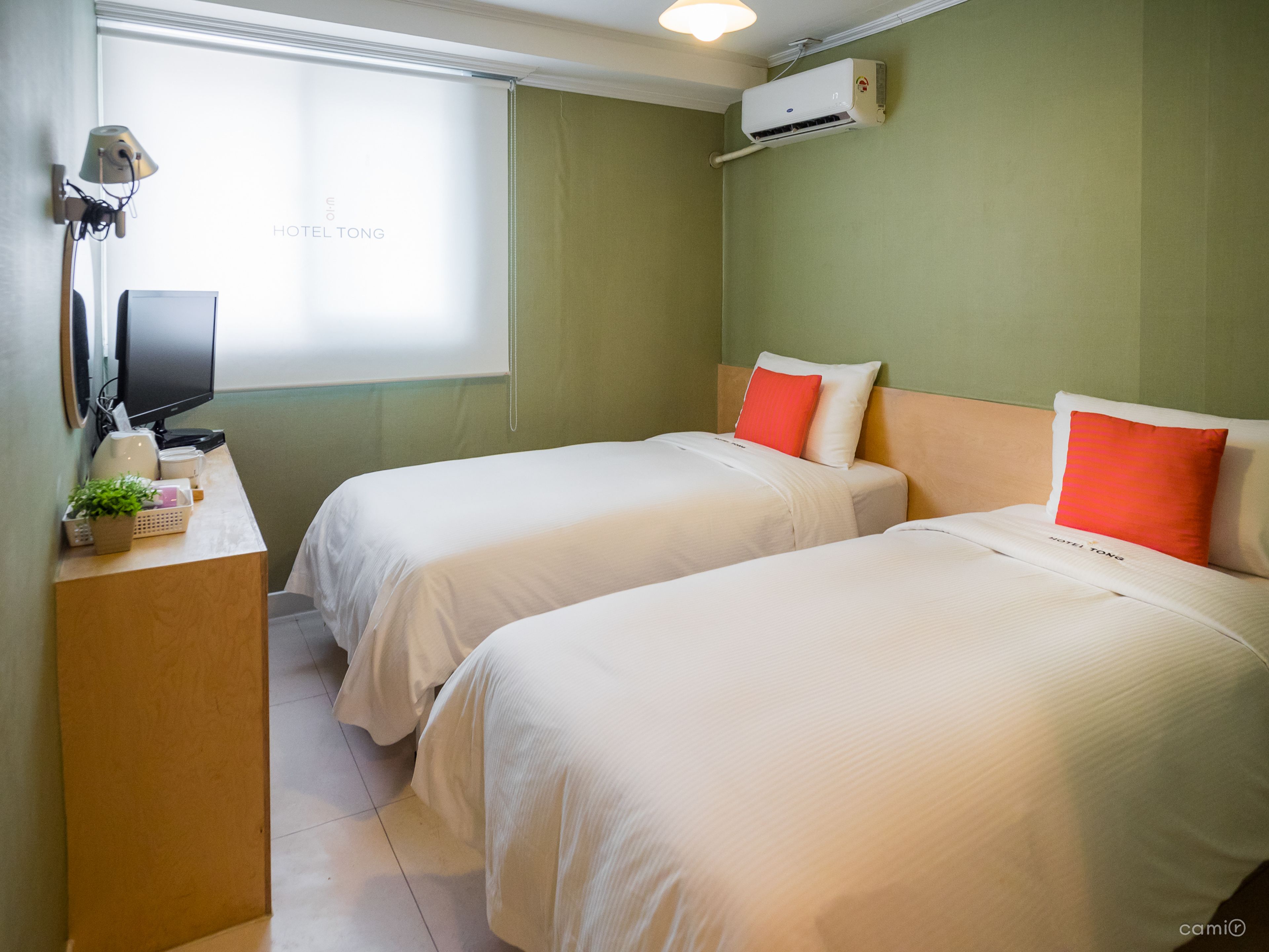 Schreibtisch, laptopgeeigneter Arbeitsplatz, Verdunkelungsvorhänge