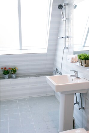 Shower, hair dryer, slippers, towels - Travel Monster (Seoul)