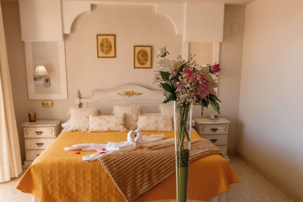 Deluxe Double Room, Jetted Tub | 1 bilik tidur, peralatan tempat tidur premium, meja, Wi-fi percuma