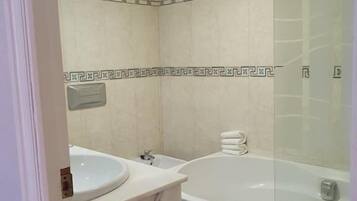 Ein Badezimmer mit Waschbecken, Toilette und Badewanne.