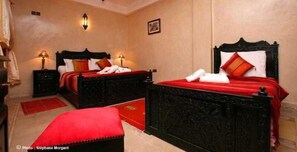 Bộ đồ giường cao cấp, minibar, két bảo mật tại phòng 