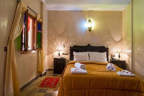 Bộ đồ giường cao cấp, minibar, két bảo mật tại phòng 