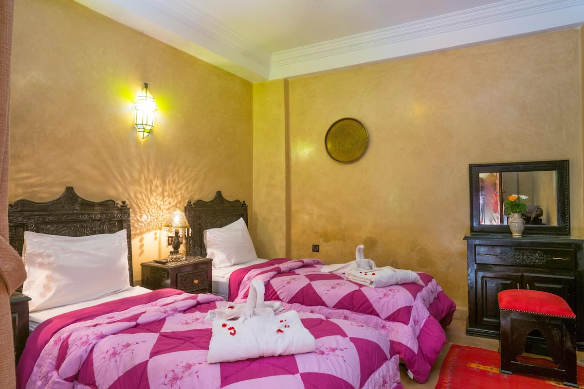 Standaard Twin kamer, privébadkamer | Luxe beddengoed, een minibar, een kluis op de kamer